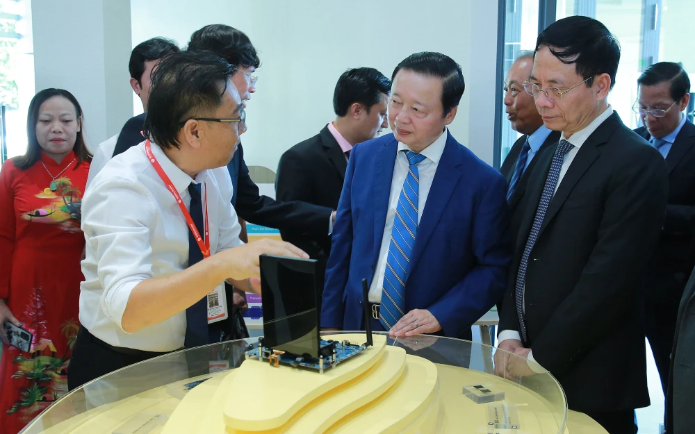 Đánh giá việc đào tạo nhân lực ngành chip bán dẫn ảnh 1 Phó thủ tướng Trần Hồng Hà (thứ hai từ phải sang) cùng lãnh đạo các bộ, ngành tham quan Trung tâm điện tử vi mạch bán dẫn trong Khu Công nghệ cao TP.HCM. Ảnh: VGP