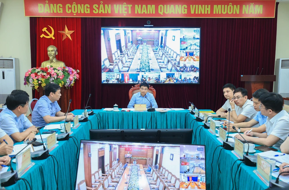 Cuộc họp của Bộ GTVT được kết nối trực tuyến tới Văn phòng hiện trường của các dự án. Ảnh: D.VIỆT bo-truong-nguyen-van-thang-vn.jpg