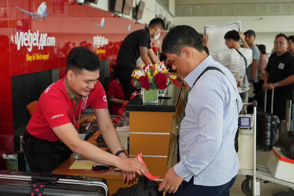 Cử tri TP.HCM kiến nghị Bộ GTVT xem lại các khoản phí cấu thành giá vé máy bay ảnh 1 Theo người dân giá vé máy bay trong nước thời gian qua đang neo ở mức cao. Ảnh: V.PHONG