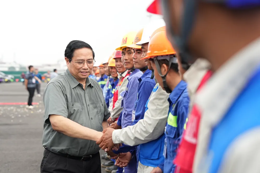 Thủ tướng thăm những công nhân thi công mở rộng nhà ga T2 Nội Bài. Ảnh: V.LONG mo-rong-nha-ga-t3-san-bay-noi-bai.jpg