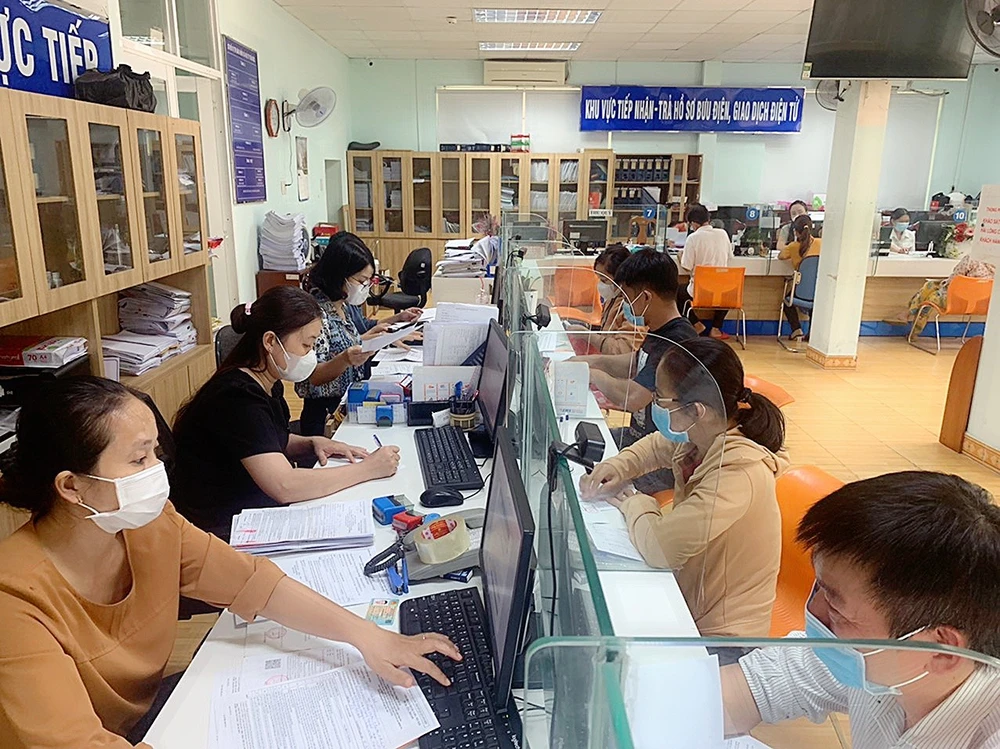 Cho người lao động rút hay cấm rút BHXH một lần vẫn đang là vấn đề khó ảnh 1 Dự luật lần này bắt buộc phải đưa ra được một phương án hạn chế nhận BHXH một lần. Ảnh: P.PHONG