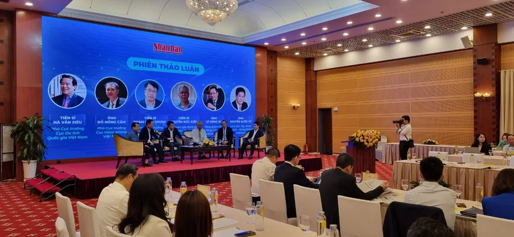 Các đại biểu thảo luận tìm giải pháp để hàng không và du lịch bắt tay nhau. Ảnh: V.LONG hang-khong-va-du-lich.jpg