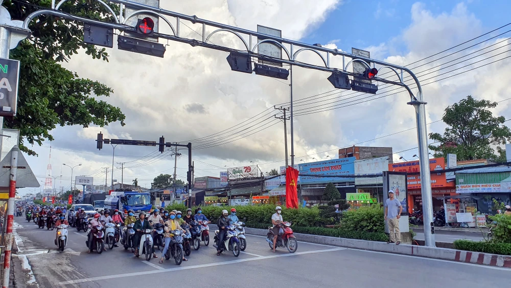Bộ Công an điều chỉnh quy định về tín hiệu đèn vàng phải dừng lại ảnh 1 Dự thảo trình Quốc hội cho ý kiến đầu kỳ họp thứ 7 đề xuất tín hiệu đèn vàng phải dừng. Ảnh: C.ANH