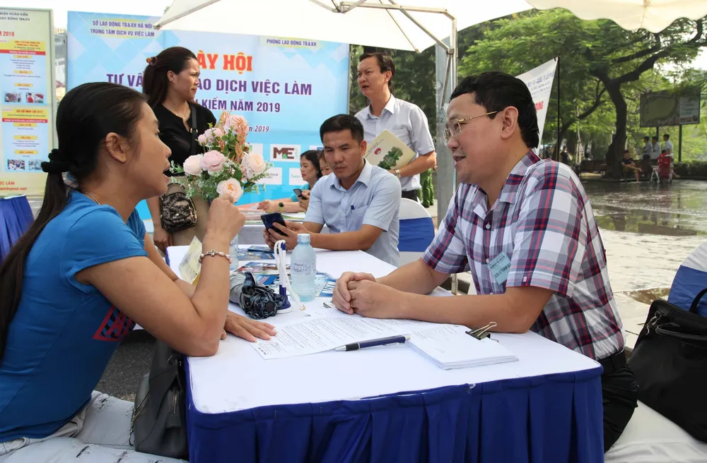 Tranh cãi quanh đề xuất người bị sa thải không được trợ cấp thất nghiệp ảnh 1 Người lao động vừa hưởng trợ cấp thất nghiệp