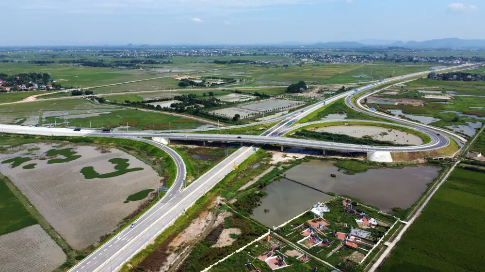 Đề xuất mức thu phí đường bộ cao tốc Bắc - Nam ảnh 1 Cục Đường bộ đề xuất mức phí đường bộ cao tốc Bắc - Nam và các tuyến cao tốc do Nhà nước đầu tư. Ảnh: P.PHONG