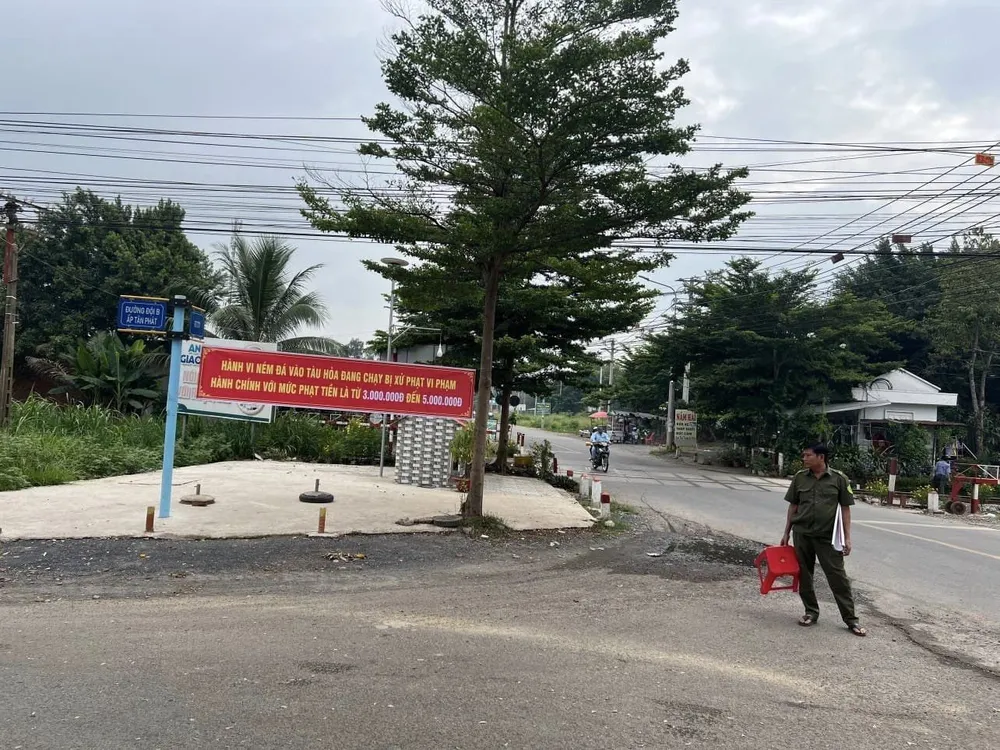 Ngành đường sắt và địa phương phối hợp tuyên truyền nâng cao ý thức của thanh, thiếu niên. Ảnh: C.NAM lai-phu-bi-nam-da-trung-dau-vn.jpg