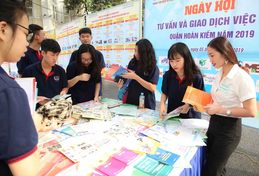 Người lao động mong muốn tăng mức hưởng trợ cấp thất nghiệp ảnh 1 Người lao động vừa hưởng trợ cấp thất nghiệp vừa tìm kiếm việc làm. Ảnh: P.PHONG