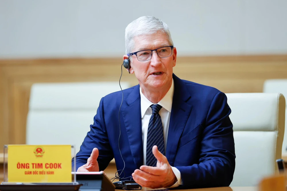 CEO Apple Tim Cook vừa có thư gửi Thủ tướng Phạm Minh Chính ảnh 1 CEO Apple Tim Cook trao đổi với Thủ tướng trong cuộc gặp lãnh đạo nước ta vào giữa tháng 4. Ảnh: VGP/NHẬT BẮC