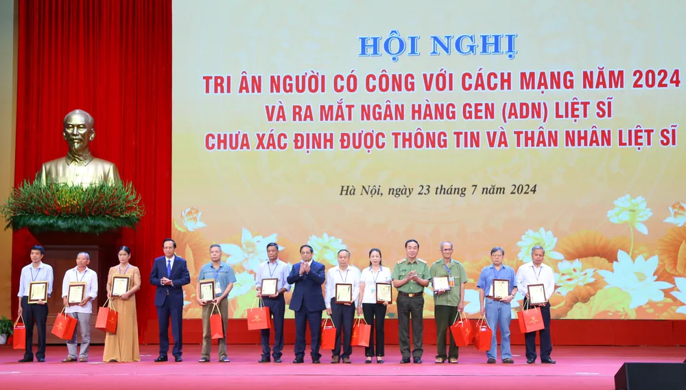 Chị Vinh (thứ ba từ trái sang) nhận kết quả giám định ADN. Ảnh: V.LONG ket-qua-giam-dinh-nguoi-co-cong.jpg