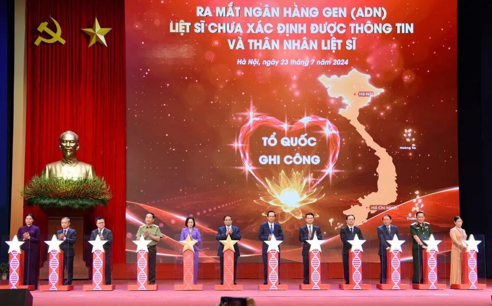 Lễ ra mắt Ngân hàng gen (ADN) liệt sĩ chưa xác định được thông tin và thân nhân liệt sĩ. Ảnh: P.PHONG tri-an-nguoi-co-cong-voi-cach-mang.jpg