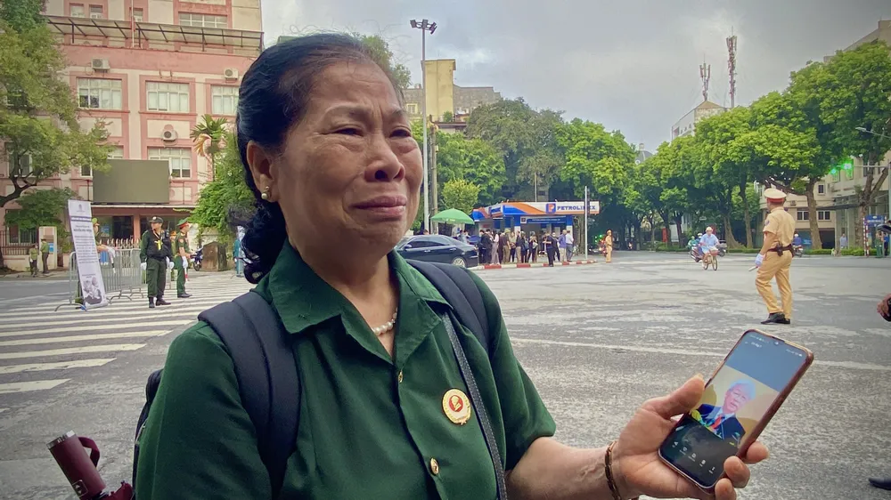 Bà Đoàn Thị Ngọc Lan chia sẻ những cảm xúc khi biết tin Tổng Bí thư Nguyễn Phú Trọng từ trần. Ảnh: M.TRÚC