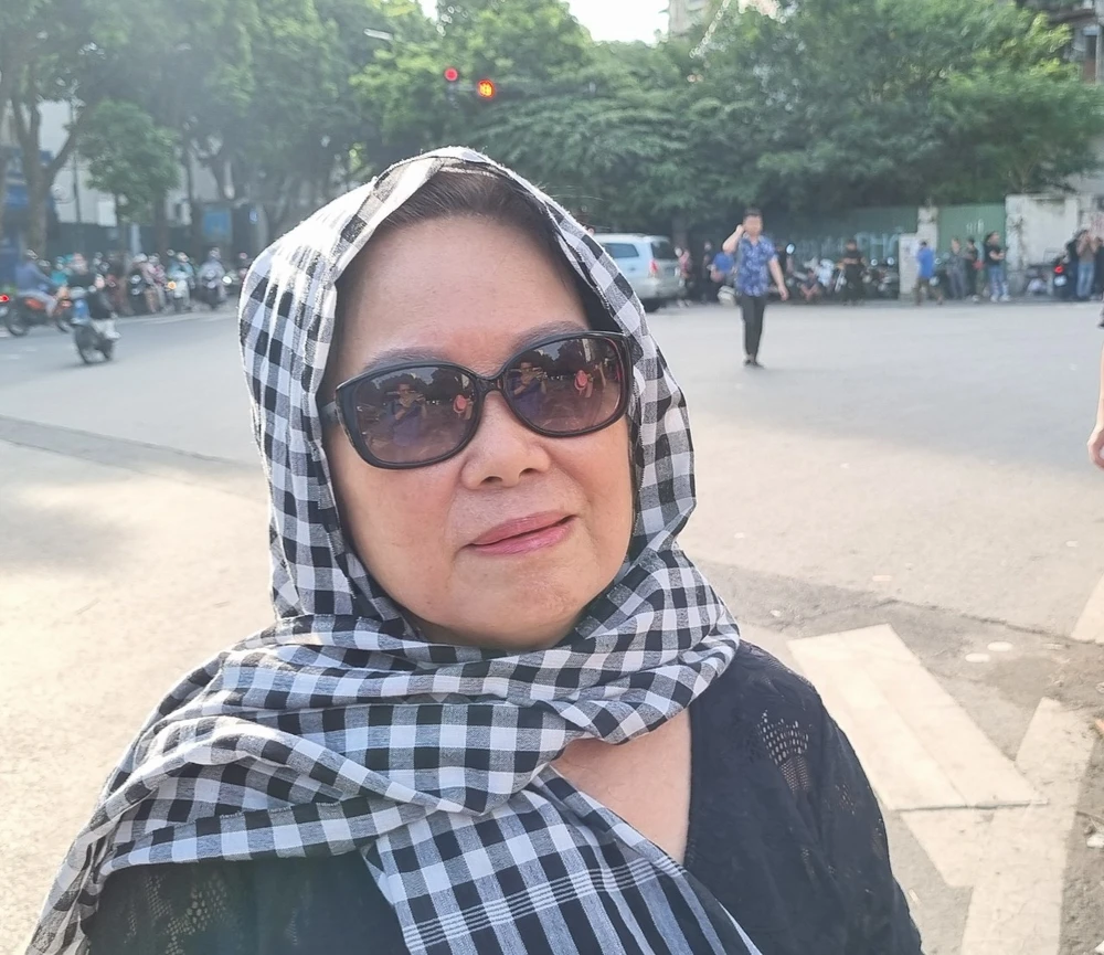 Bà Phạm Lan Phương chia sẻ những cảm xúc của mình khi đứng trước linh cữu Tổng Bí thư. Ảnh: V.LONG tong-bi-thu-nguyen-phu-trong-ve-voi-dat-me.vnahjpg.jpg