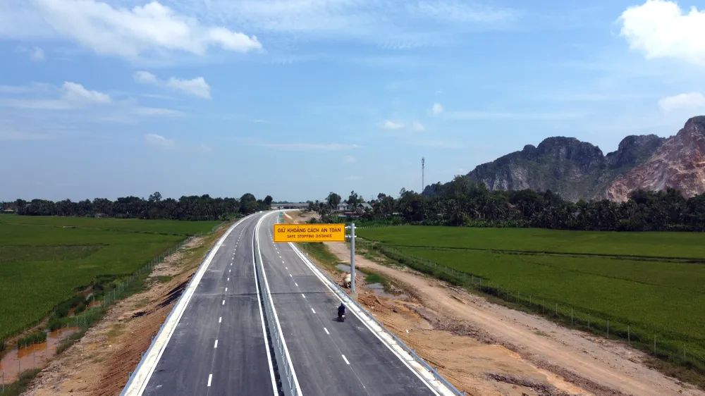 Thu phí trên đường cao tốc có gây phí chồng phí? ảnh 1 Bộ GTVT đang tiến hành các bước để thu phí trên đường cao tốc.