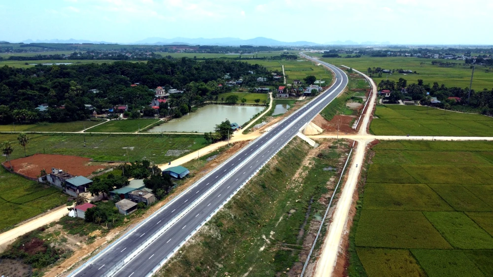 Dự án đường bộ cao tốc Bắc - Nam giai đoạn 2 cũng nằm trong đợt thi đua cao điểm. Ảnh: Đ.TRUNG