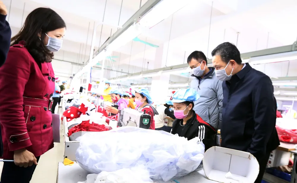 Điều tra tiền lương năm 2024 để xem xét tăng lương trong năm 2025 ảnh 1 Cơ quan chức năng tiến hành điều tra tiền lương tại doanh nghiệp. Ảnh: P.PHONG