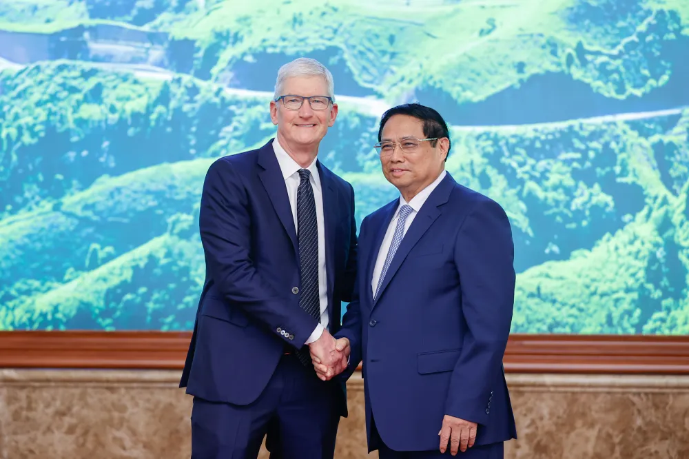 Phó Thủ tướng yêu cầu 5 bộ sớm có ý kiến về đề xuất của Apple ảnh 1 Thủ tướng Phạm Minh Chính và CEO Tập đoàn Apple trong cuộc gặp gỡ tại Hà Nội vào tháng 4 vừa qua. Ảnh: VGP