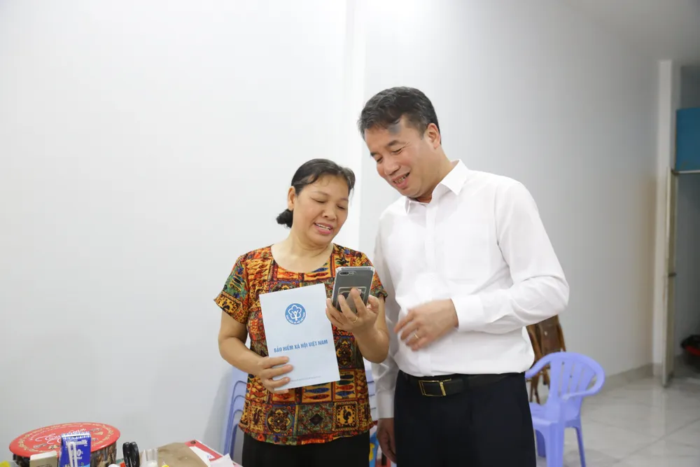 Từ 1-9, chi trả lương hưu và trợ cấp BHXH qua tài khoản cá nhân ảnh 1 Lãnh đạo BHXH Việt Nam (áo trắng) kiểm tra việc chi trả lương hưu cho người dân qua tài khoản cá nhân. Ảnh: P.PHONG