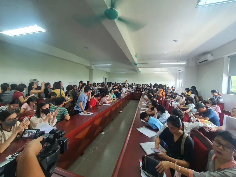 Phụ huynh quây kín Trường tiểu học Tây Mỗ 3 để xin học cho con ảnh 1 Trường tiểu học tây mỗ 3