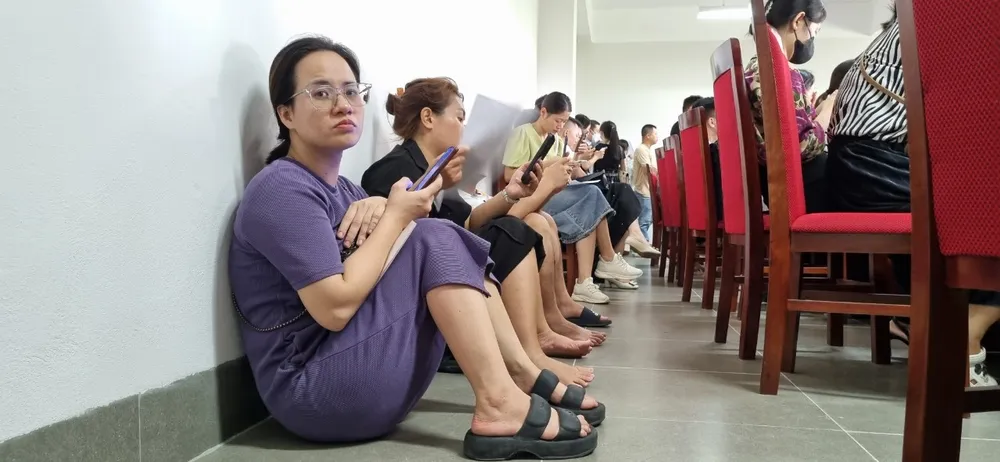 Nhiều phụ huynh lo lắng con mình không được tiếp nhận, vì hồ sơ đã rút ở trường cũ, trong khi chỉ hai tuần nữa là đến năm học mới. Ảnh: V.LONG truong-tieu-hoc-tay-mo-3.jpg