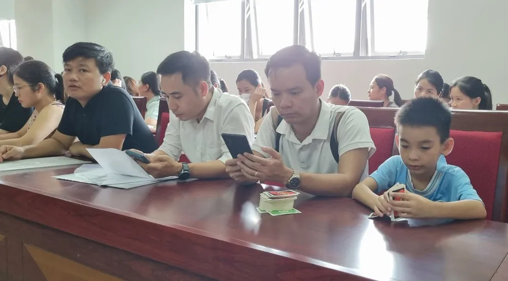 Nhiều phụ huynh mang con đến trường để nộp hồ sơ. Ảnh: V.LONG truong-tieu-hoc-tay-mo-3-vn.jpg