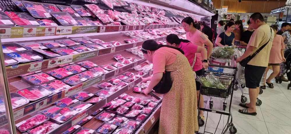 Mới 9 giờ sáng nhưng lượng người mua thịt ở siêu Aeon Hà Đông rất đông. Ảnh: V.LONG nguoi-dan-do-xo-tich-tru-thuc-pham-nnn.jpg