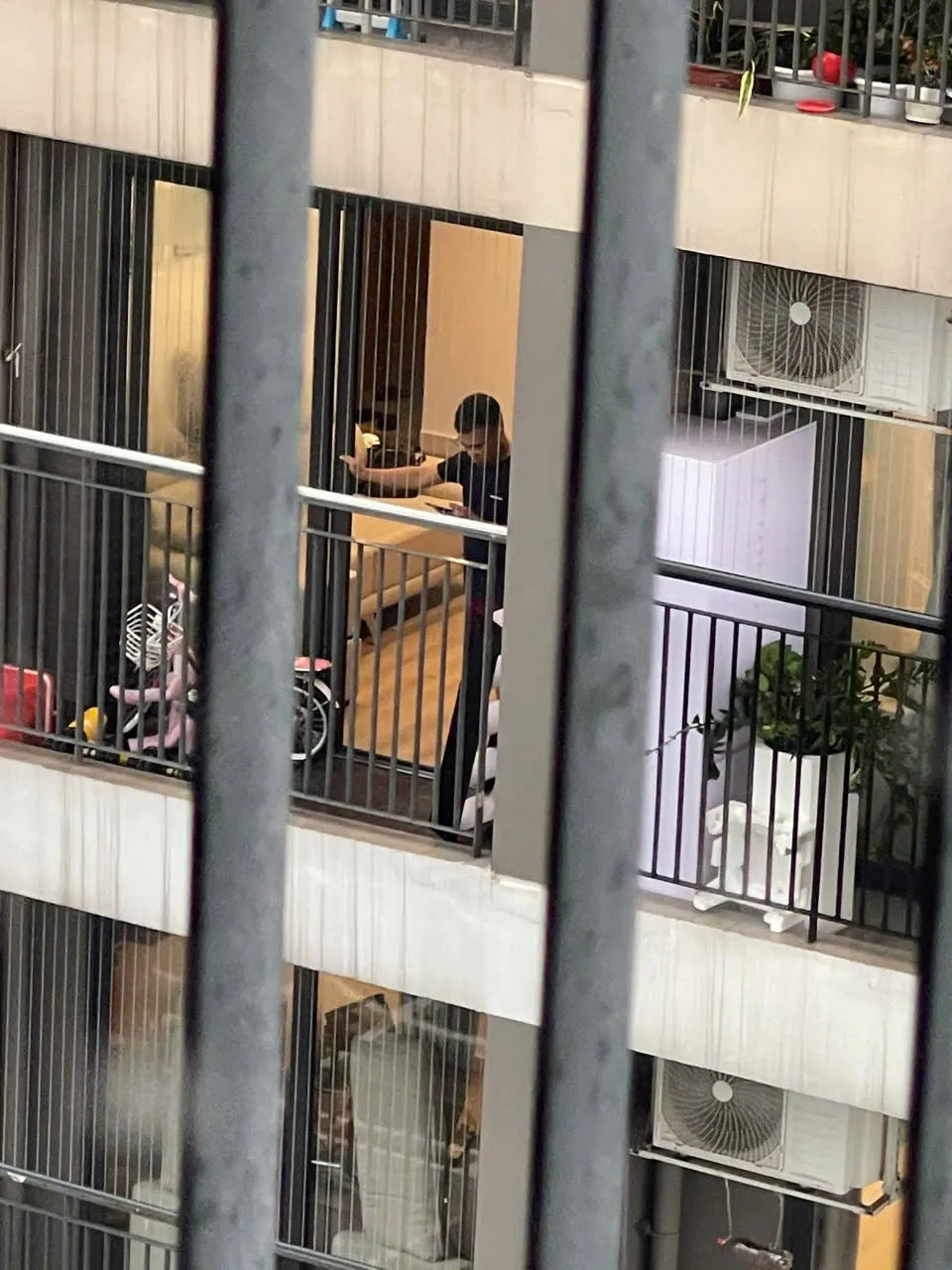 Một người đàn ông đang cố giữ cánh cửa để gió không lùa vào. nin-tho-cho-bao-qu-vn.jpg