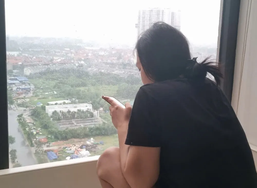 Chị Trang lo lắng nhắn tin cho người thân về tình hình cơn bão số 3. nin-tho-cho-bao-qua.jpg