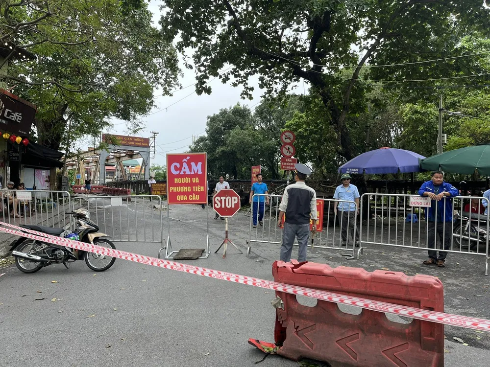 Lực lượng chức năng cấm tất cả phương tiện qua cầu Long Biên. Ảnh: T.TUYẾT