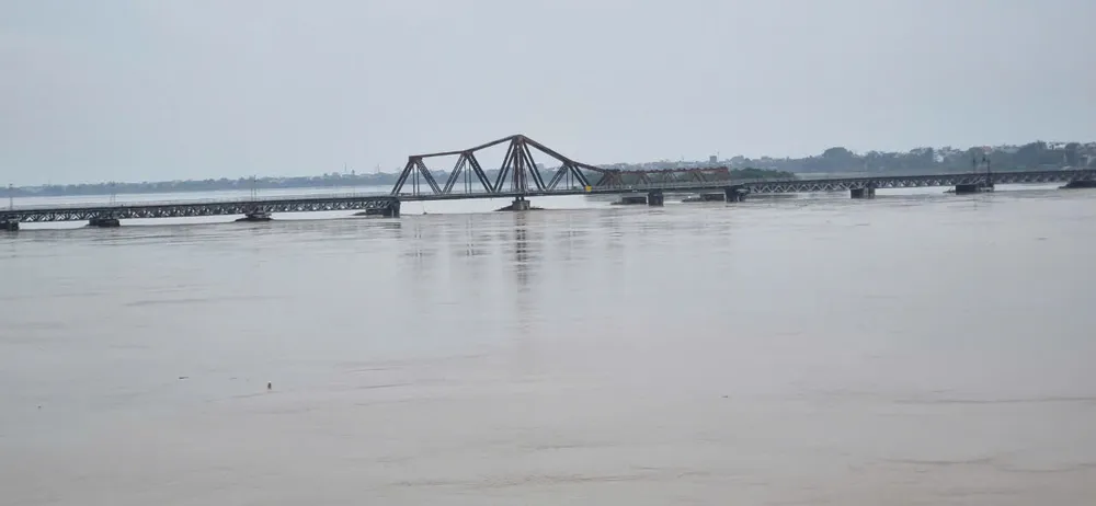 Hiện nước trên sông Hồng đoạn qua quận Long Biên đã giảm nhưng chậm. Ảnh: V.LONG