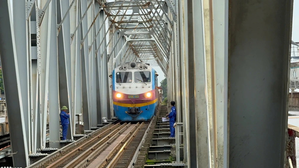 Thử tải qua cầu Long Biên