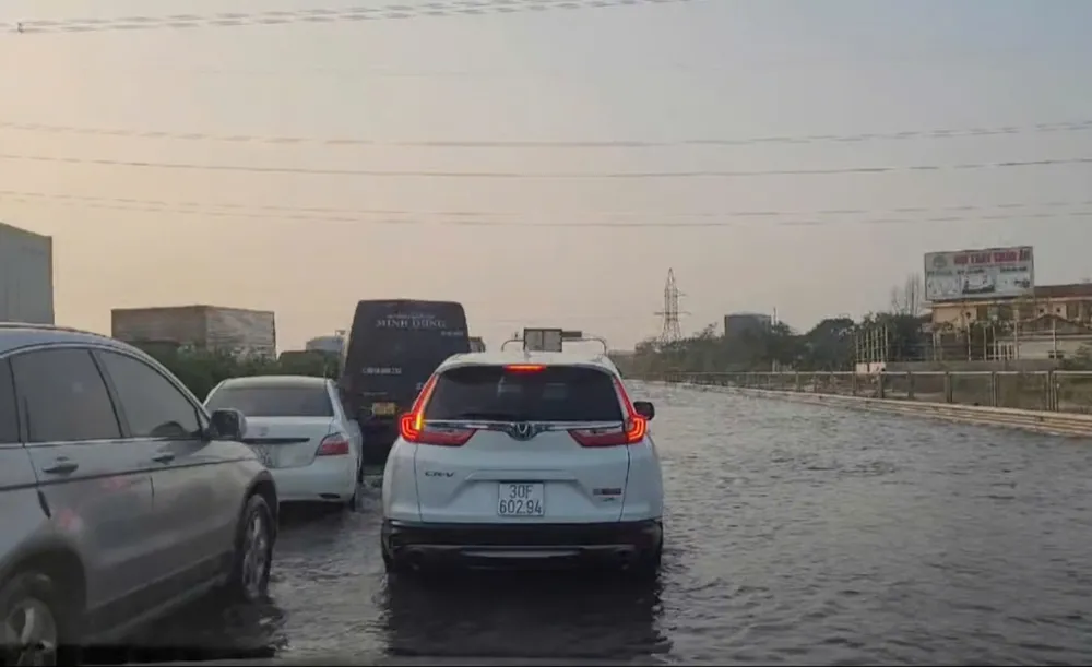 Nước trên cao tốc Pháp vân - Cầu Giẽ đã rút, phương tiện gầm thếp có thể lưu thông. Ảnh chụp vào sáng 14-9.