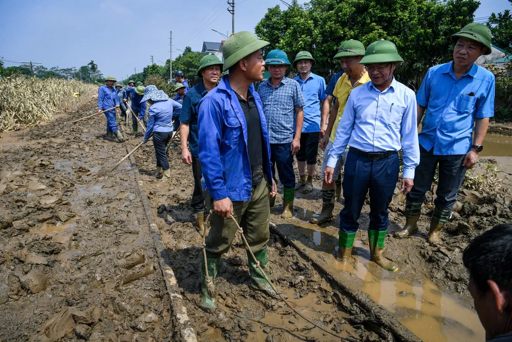 Thông tuyến đường sắt Yên Viên - Lào Cai sau nhiều ngày bị tê liệt do lũ và sạt lở ảnh 1 Lãnh đạo ngành đường sắt kiểm tra việc khắc phục hậu quả lũ trên tuyến đường sắt Yên Viên - Lào Cai. Ảnh: N.NĂM