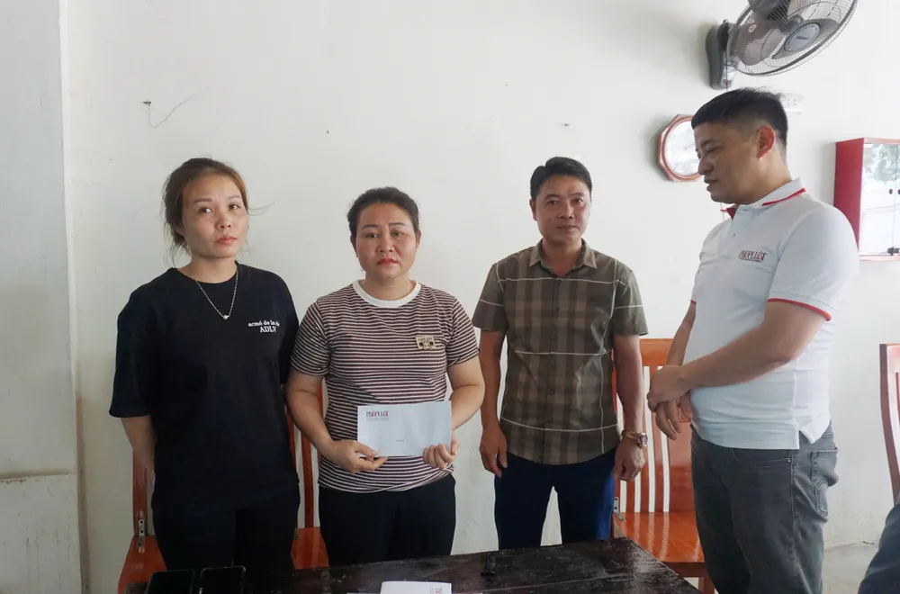 Báo Pháp Luật TP.HCM gửi quà của bạn đọc, mong phép màu cho các nạn nhân ở cầu Phong Châu ảnh 1 sự cố sập cầu Phong Châu, tỉnh Phú Thọ