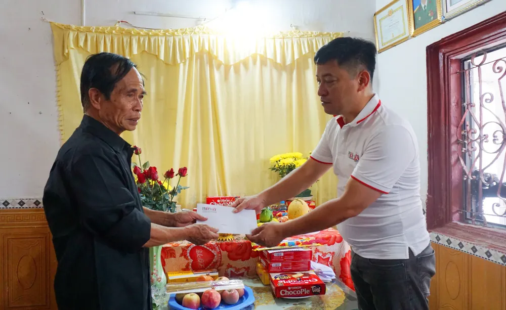 Báo Pháp Luật TP.HCM gửi hỗ trợ của bạn đọc đến gia đình nạn nhân Dương Công Minh. Ảnh: N.HINH sap-cau-phong-chau-vn-net.jpg
