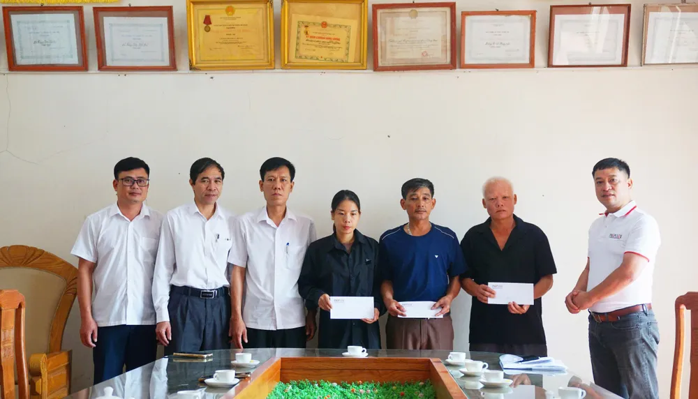 Báo Pháp Luật TP.HCM gửi phần quà của bạn đọc đến các gia đình nạn nhân vụ sập cầu trước sự chứng kiến của lãnh đạo xã Thuỵ Vân và xã Chu Hóa (TP Việt Trì); xã Sơn Vi (huyện Lâm Thao). Ảnh: N.HINH vu-sap-cau-phong-chau-lam-8-nguoi-chet.jpg