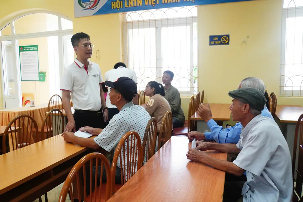 Đại diện Báo Pháp Luật TP.HCM chia sẻ với người dân về những khó khăn khi cơn bão đi qua. bao-phap-luat-tphcm-3.jpg