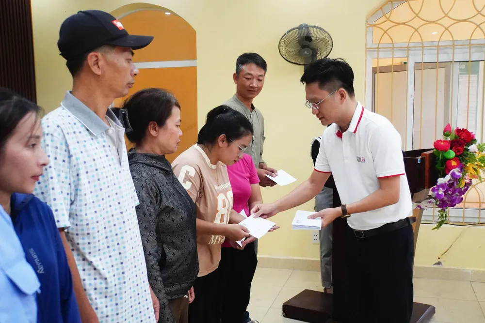 Ông Hoàng Nam Giang, Phó trưởng Văn phòng Báo Pháp Luật TP.HCM tại Hà Nội trao tiền trực tiếp đến các hộ dân tại thị trấn Cát Bà bị ảnh hưởng do bão số 3. bao-phap-luat-tphcm-9.jpg