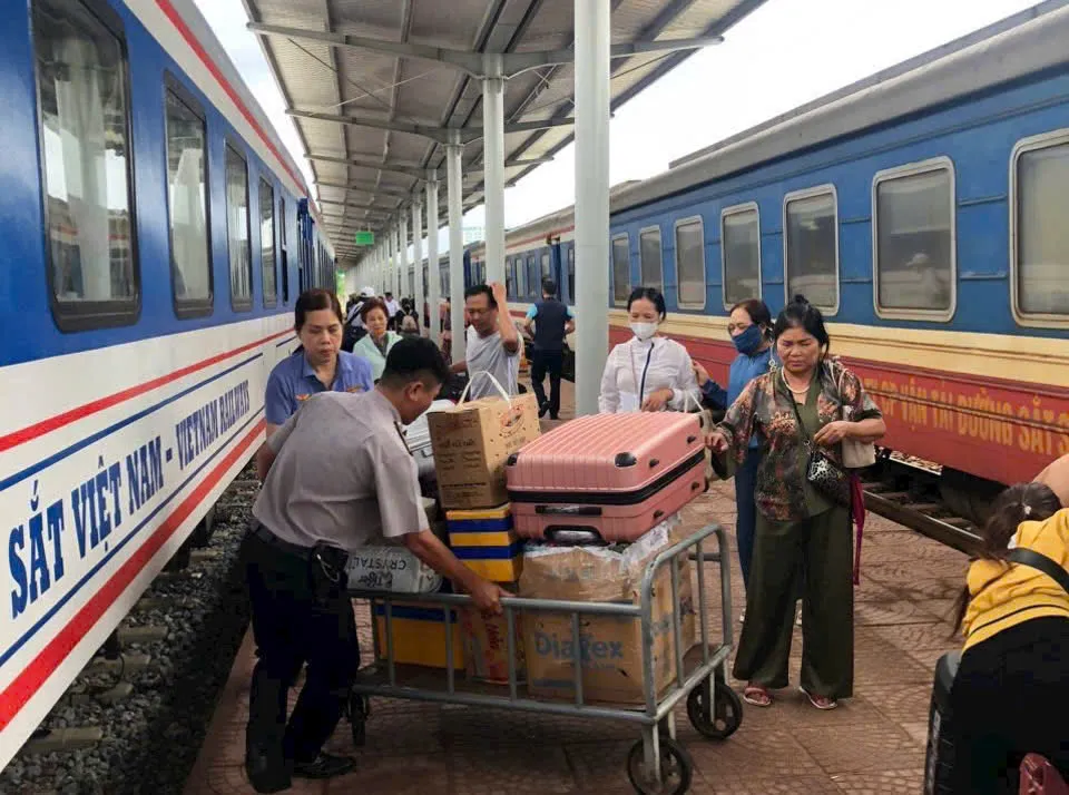 Ngành đường sắt thực hiện trung chuyển hành khách. Ảnh: N.NĂM duong-sat-qua-quang-binh-quang-tr-.jpg