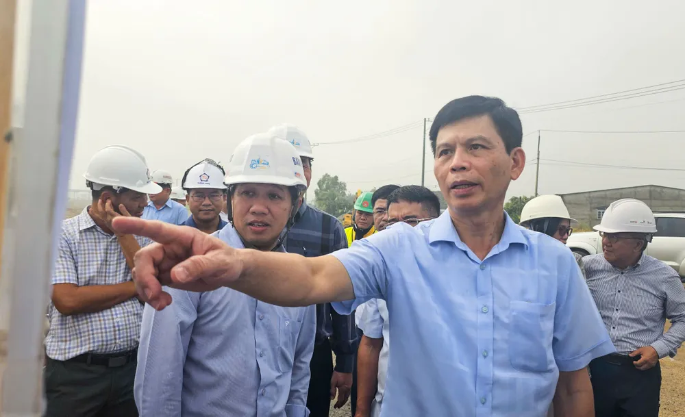 Bộ GTVT 'chốt' tiến độ hoàn thành, khai thác 1 số đoạn trên cao tốc Bến Lức - Long Thành ảnh 1 Thứ trưởng Bộ GTVT Lê Anh Tuấn kiểm tra tiến độ dự án cao tốc Bến Lức - Long Thành vào ngày 16-10. Ảnh: H.DU
