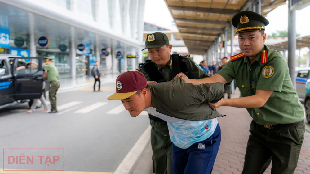 Công an bắt giữ các đối tượng khủng bố. Ảnh: P.CÔNG san-bay-noi-bai-10.jpg