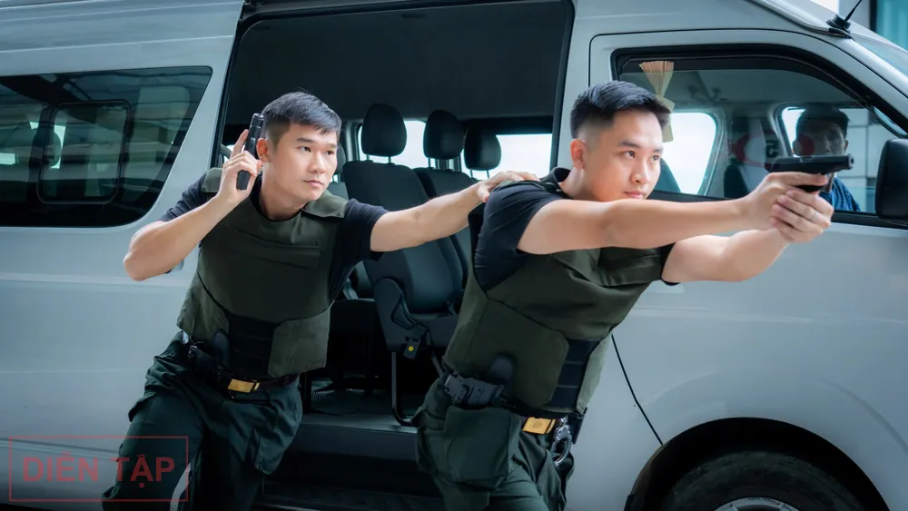 Lực lượng công an tinh nhuệ nhanh chóng đến hiện trường. san-bay-noi-bai-6.jpg