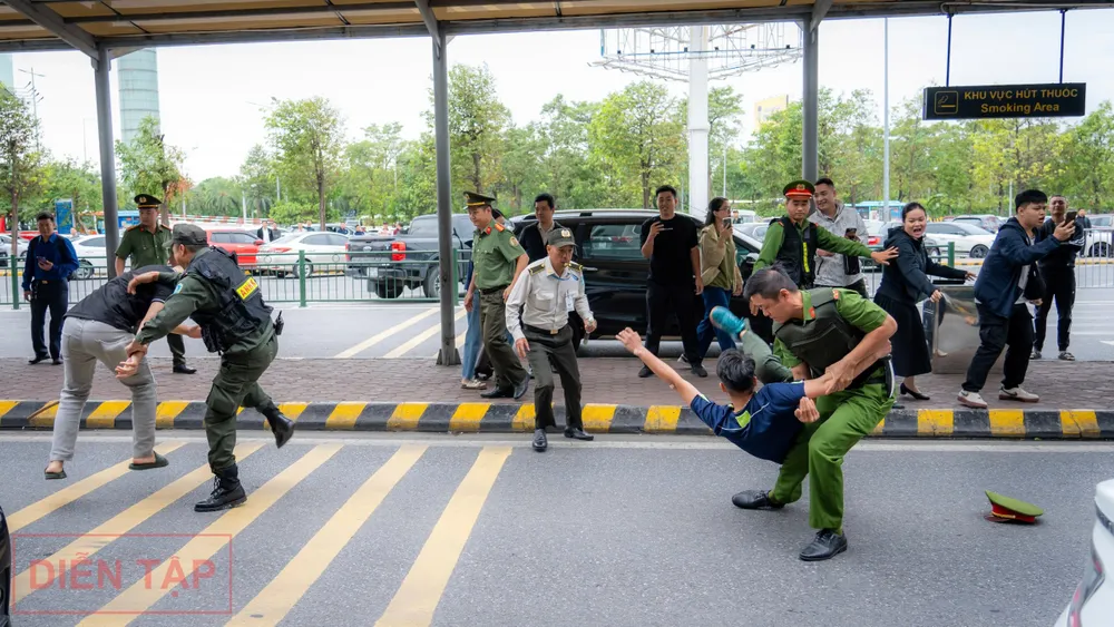 Công an tiến hành quật ngã một số đối tượng tham gia khủng bố. san-bay-noi-bai-8.jpg