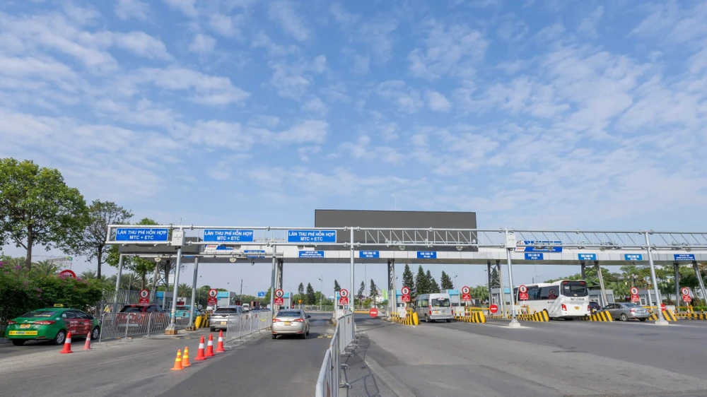 Ba làn thu phí không dừng vào sân bay Nội Bài. Ảnh: N.HÀ