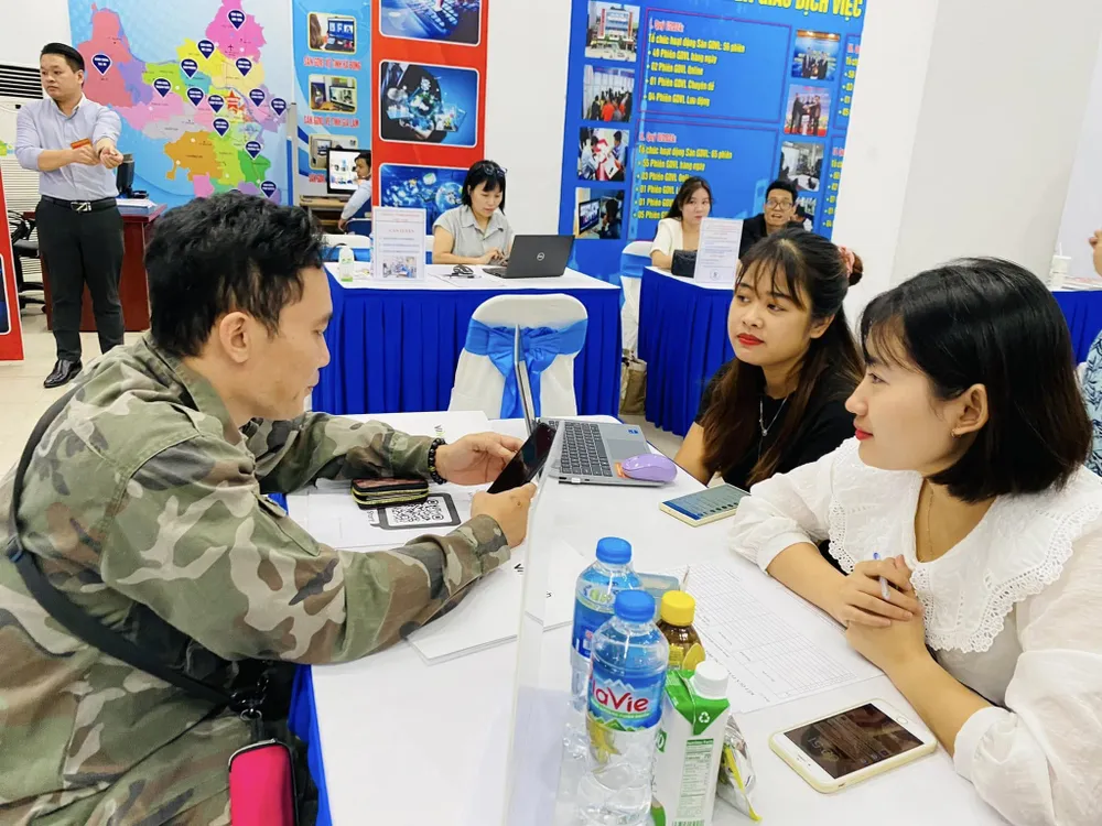 Sau khi nhận bảo hiểm thất nghiệp nhiều người quay trở lại tìm kiếm việc làm. Ảnh: T.T.D.V.V.L