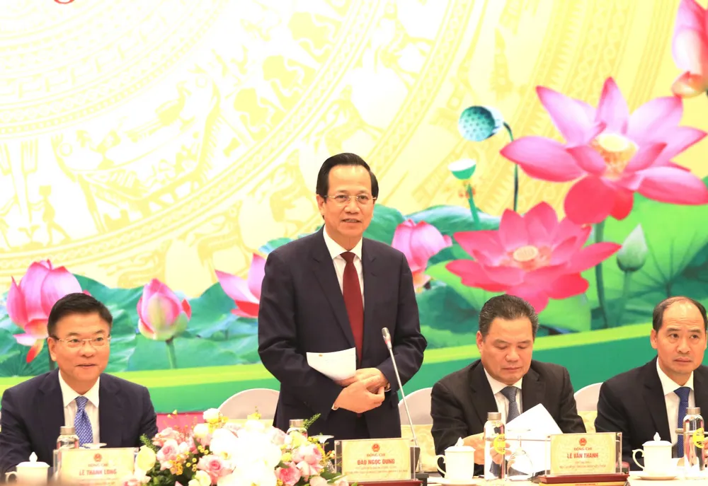 Bộ trưởng Đào Ngọc Dung chia sẻ với cán bộ về việc sáp nhập sắp tới.