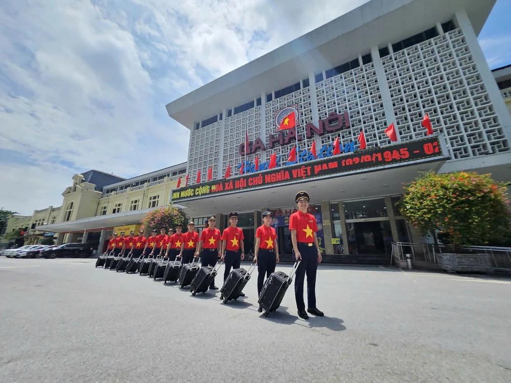 Nhân viên phục vụ trên đoàn tàu thống nhất dự kiến xuất phát từ ga Hà Nội vào tối 29-4. Ảnh: N.NHUNG