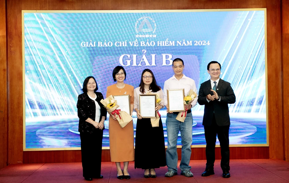 Các cá nhân nhận giải B. Ảnh: V.LONG bao-hiem-viet-nam-b.jpg