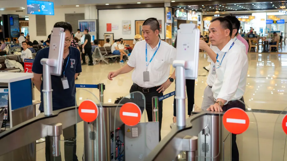 Việc nhận diện khuôn mặt giúp công tác kiểm tra an ninh được nhanh và thuận lợi hơn. Ảnh: N.HÀ sân bay Nội Bài