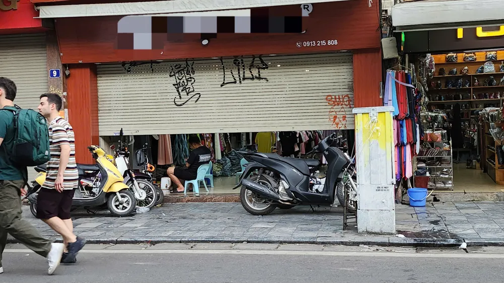 Để tránh lực lượng chức năng kiểm tra, một số cửa hàng ở Hà Nội bán hàng theo kiểu 'nửa kín nửa hở'. Ảnh: MINH TRÚC sàn thương mại điện tử