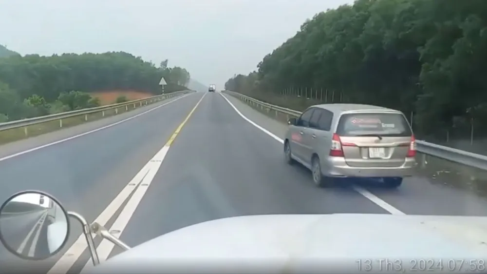 Đoạn cao tốc Cam Lộ - La Sơn thuộc tuyến đường bộ cao tốc Bắc - Nam chỉ có hai làn xe. Ảnh: N.DO đường bộ cao tốc